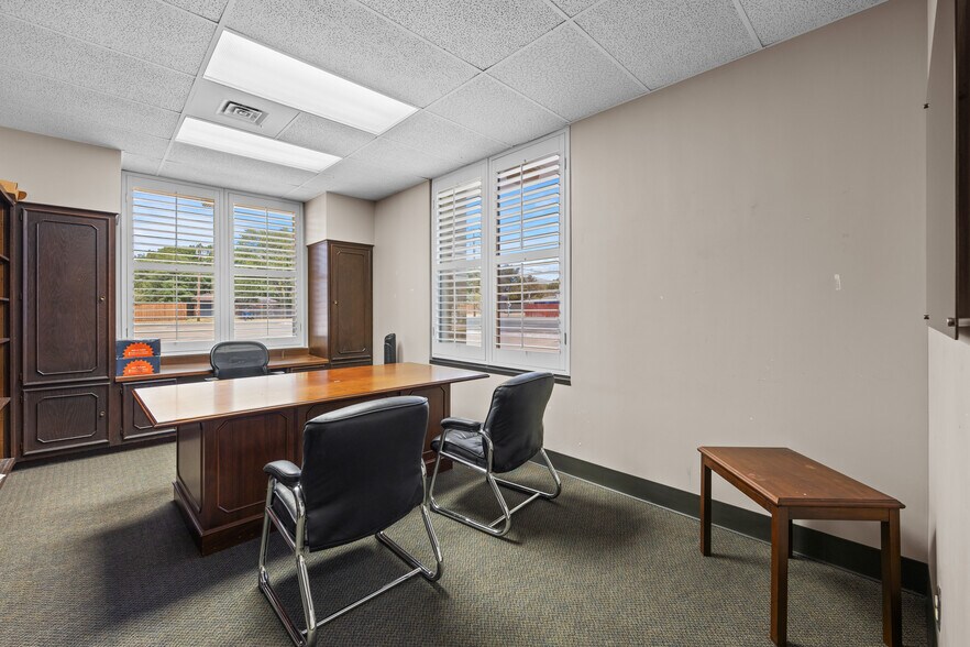 More Photos Of 8001 E R L Thornton Fwy, Dallas Office For Sale