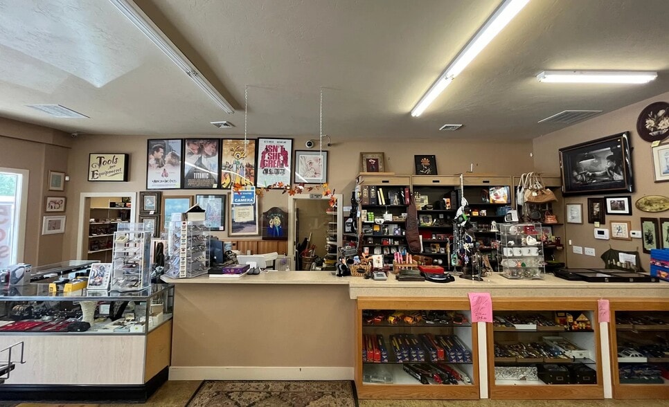 More Photos Of 1558 Normal Ave, Burley Freestanding For Sale