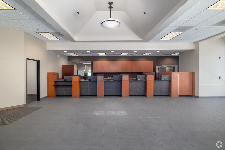 More Photos Of 640 Hacienda Dr, Vista Storefront For Sale