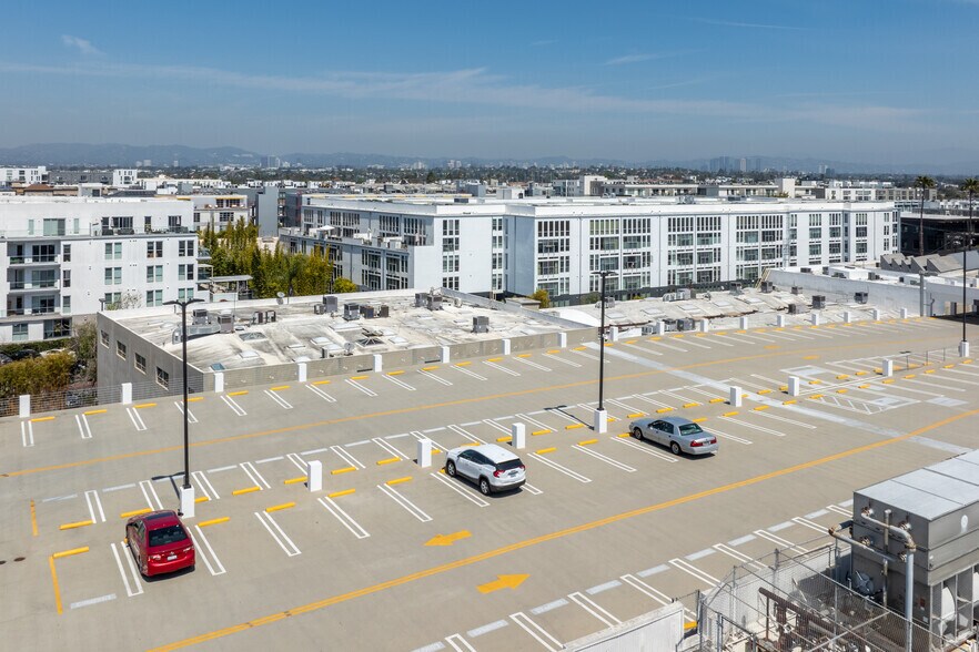 More Photos Of 13455 Maxella Ave, Marina del Rey General Retail For Lease