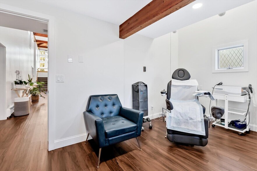 More Photos Of 1049 Main St, West Barnstable Medical For Sale