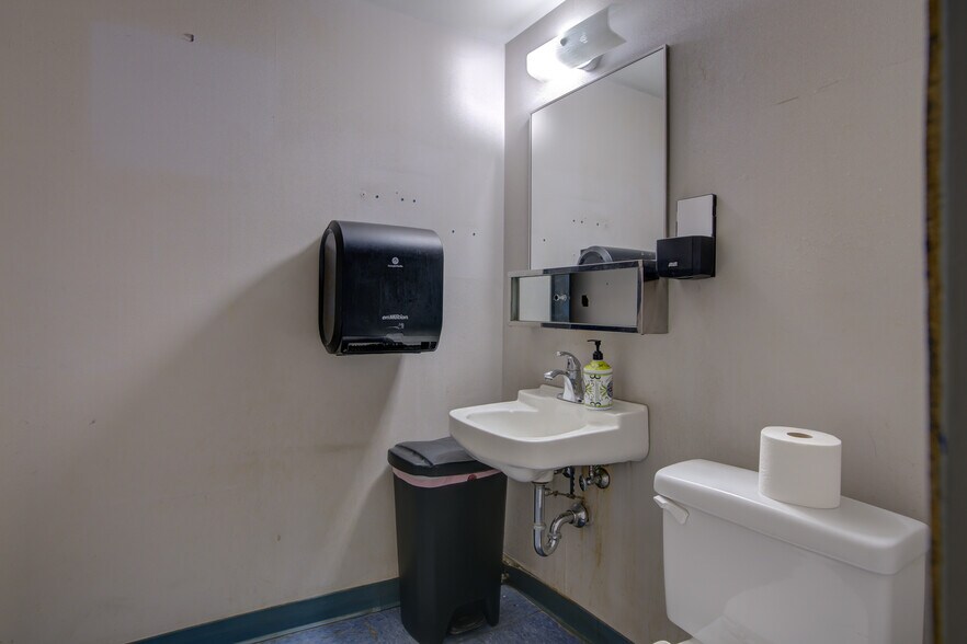 More Photos Of 675 Elkton Dr, Colorado Springs Distribution For Lease