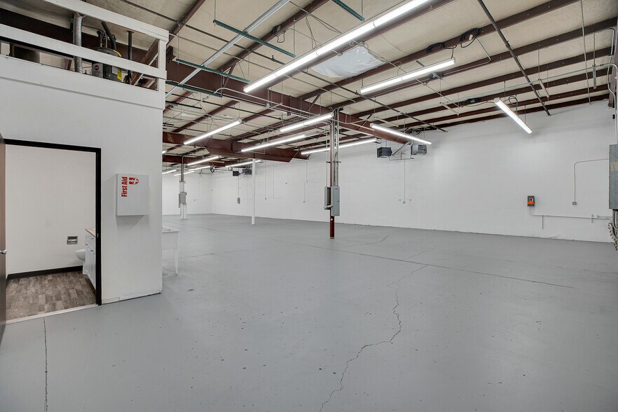 More Photos Of 2630 SE 39th Loop, Hillsboro Warehouse For Lease