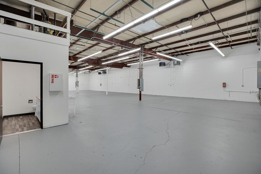 More Photos Of 2630 SE 39th Loop, Hillsboro Warehouse For Lease