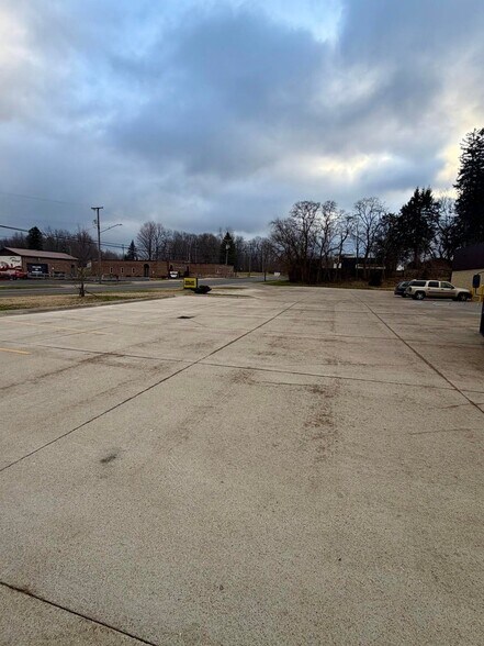 More Photos Of 18043 W State St, Vandalia General Retail For Sale