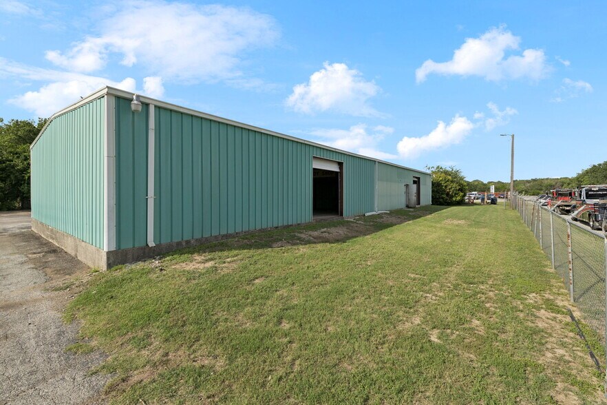 More Photos Of 100 Pecan Dr, Schertz Service For Lease