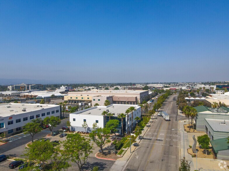 More Photos Of 14350 Arminta St, Panorama City Manufacturing For Lease