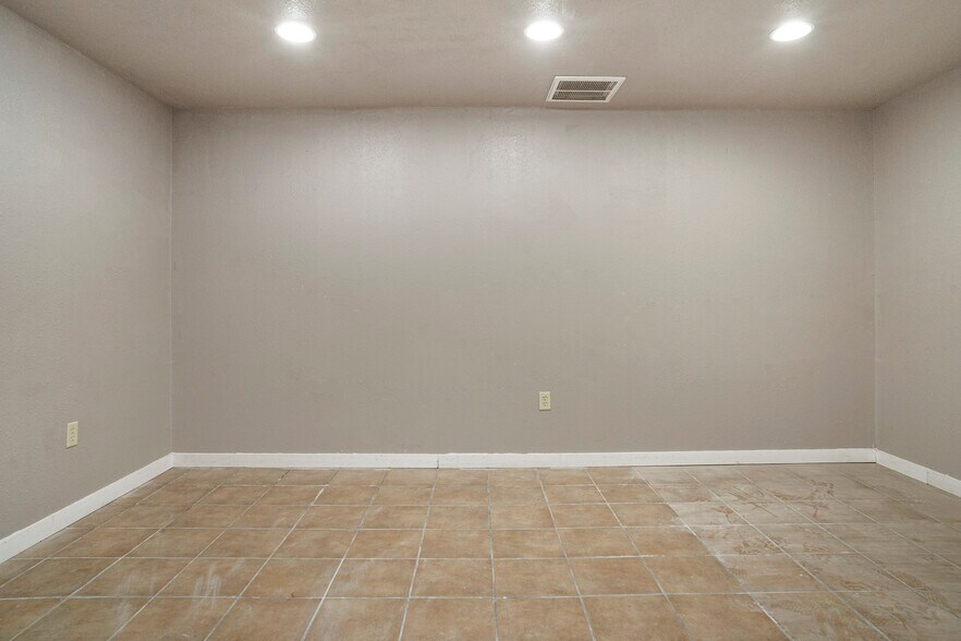More Photos Of 16102-16104 University Oak, San Antonio Light Distribution For Lease