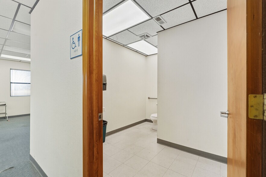 More Photos Of 604 Industrial Park Dr, Eldon Office For Sale