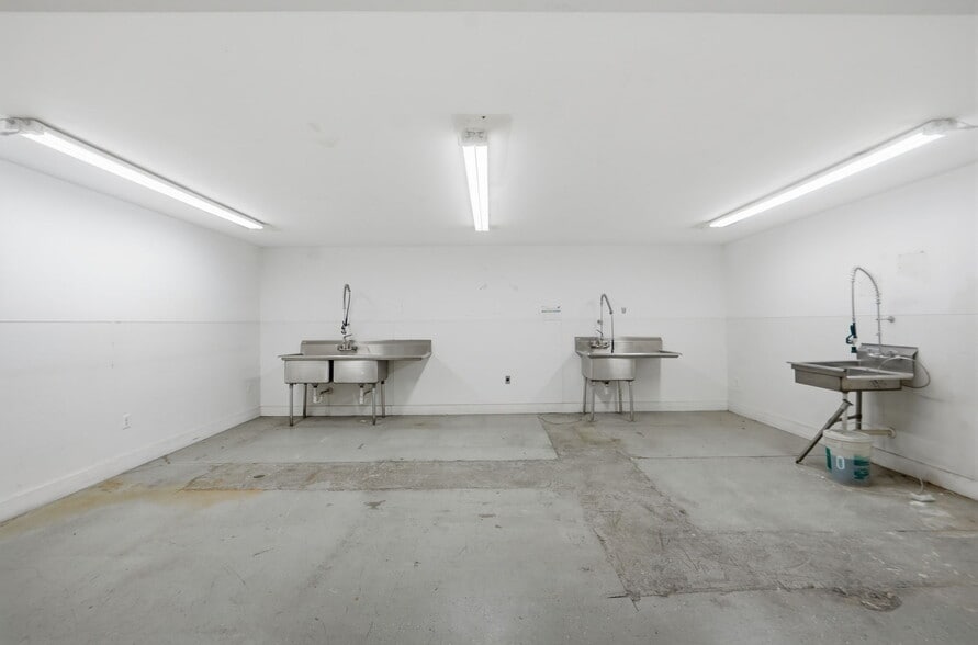 More Photos Of 1001 Prince George's Blvd, Upper Marlboro Light Manufacturing For Sale