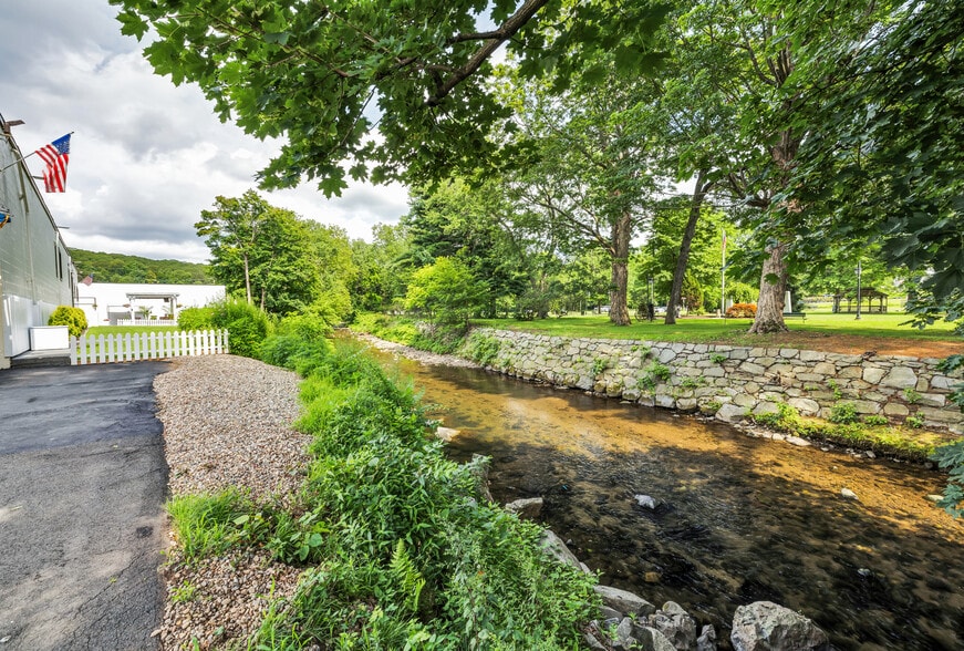 More Photos Of 300 Riverside Ave, Bristol Manufacturing For Sale