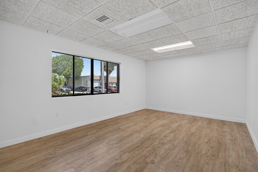 More Photos Of 4700-4712 NE 11th Ave, Oakland Park Warehouse For Lease