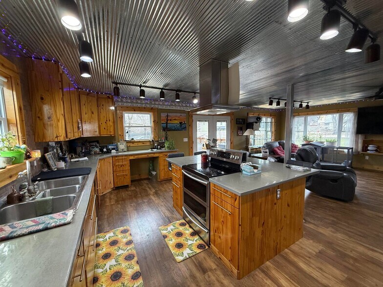 More Photos Of 615 W Benton St, Buffalo Flex For Sale