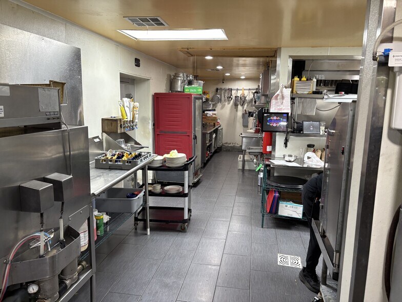 More Photos Of 915 S Neosho Blvd, Neosho Restaurant For Sale