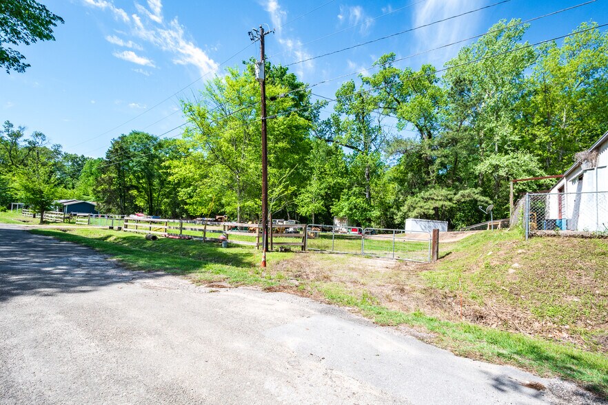 More Photos Of 910 E Church St, Livingston Service For Sale