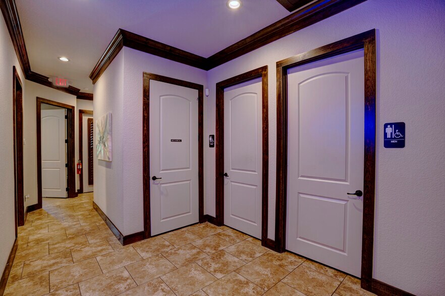 More Photos Of 9125 Belshire Dr, North Richland Hills Office For Lease