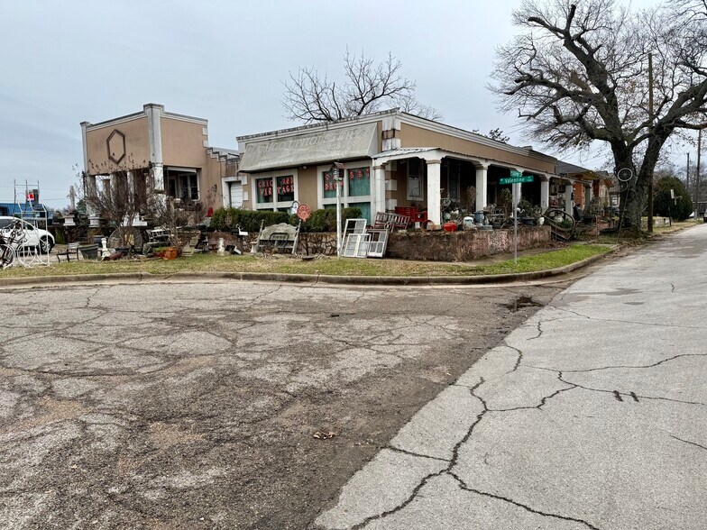 Primary Photo Of 110 W Valentine St, Tyler General Retail For Sale