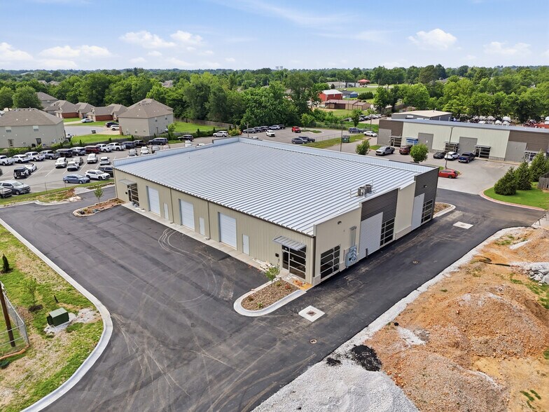 More Photos Of 2420 S 8th St, Rogers Flex For Lease
