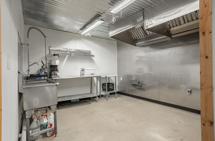 More Photos Of 1903 Mockingbird Rd, Fordland General Retail For Lease