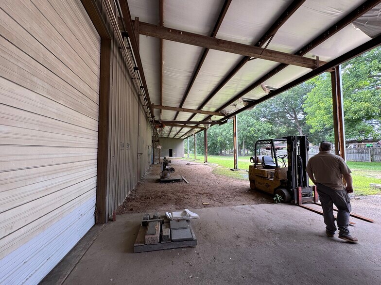 More Photos Of 1208 S Chestnut St, Lufkin Showroom For Sale