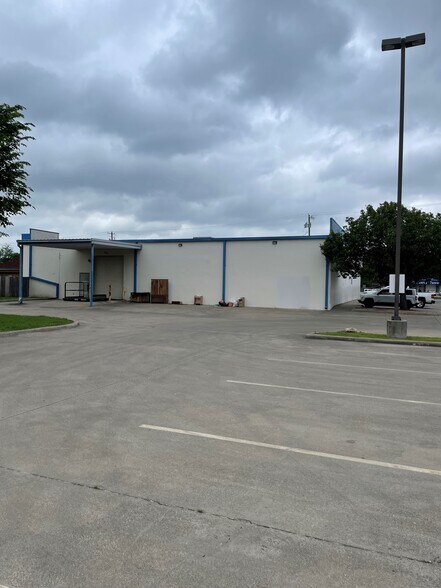 More Photos Of 7812 Lake June Rd, Dallas Freestanding For Lease