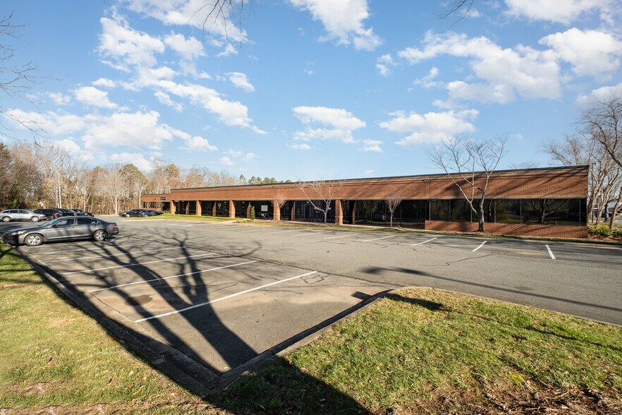 More Photos Of 1805 Sardis Rd N, Charlotte Unknown For Lease