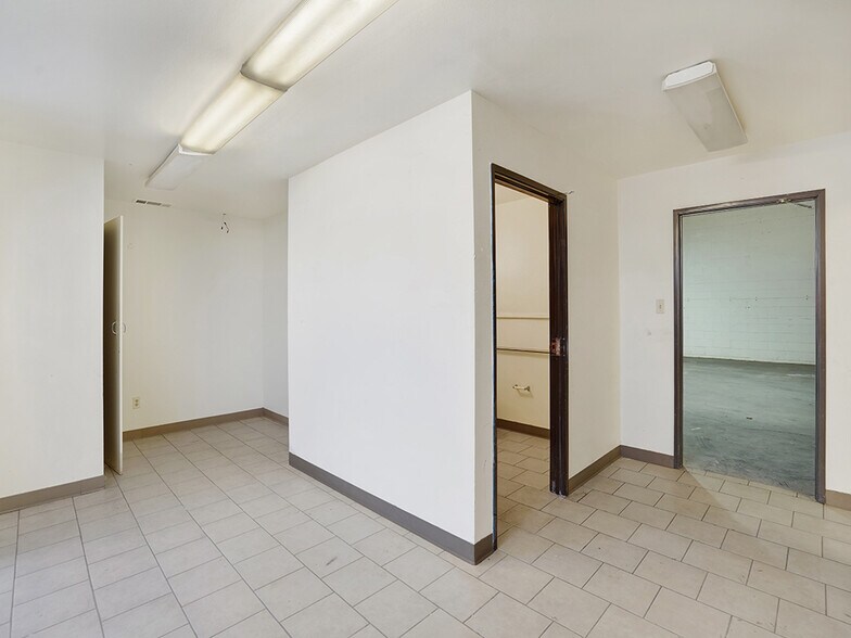 More Photos Of 1203 W Brooks St, Ontario Manufacturing For Sale