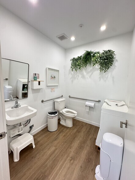 More Photos Of 10887-10891 NW 17th St, Miami Unknown For Lease