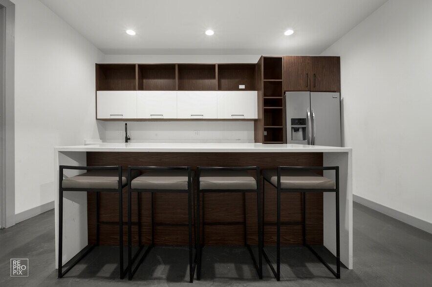 More Photos Of 1322 W Walton St, Chicago Light Distribution For Lease