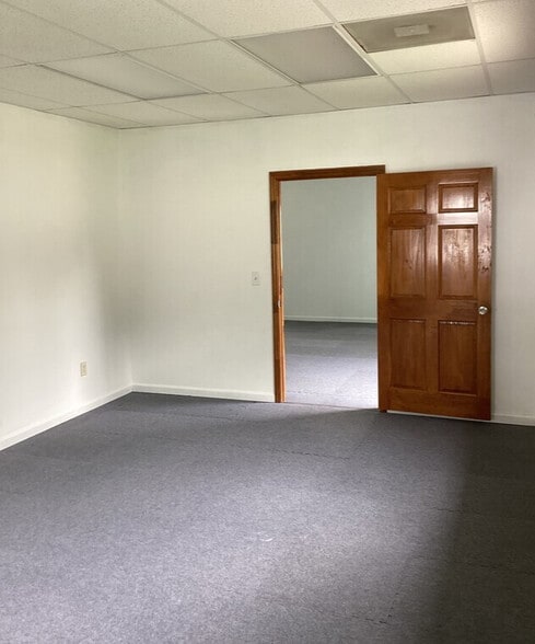 More Photos Of 1573 Folly Rd, Charleston Self Storage For Lease