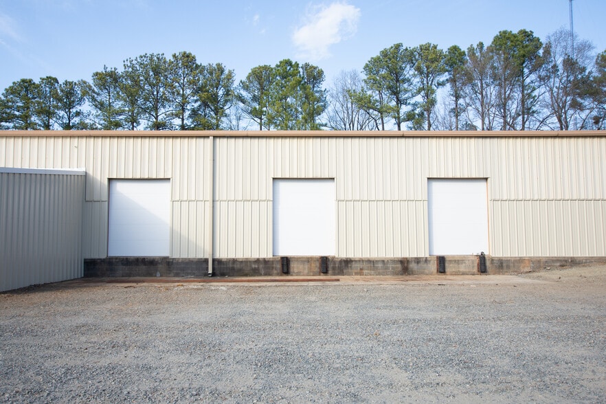 More Photos Of 1832 University Commercial Pl, Charlotte Warehouse For Lease
