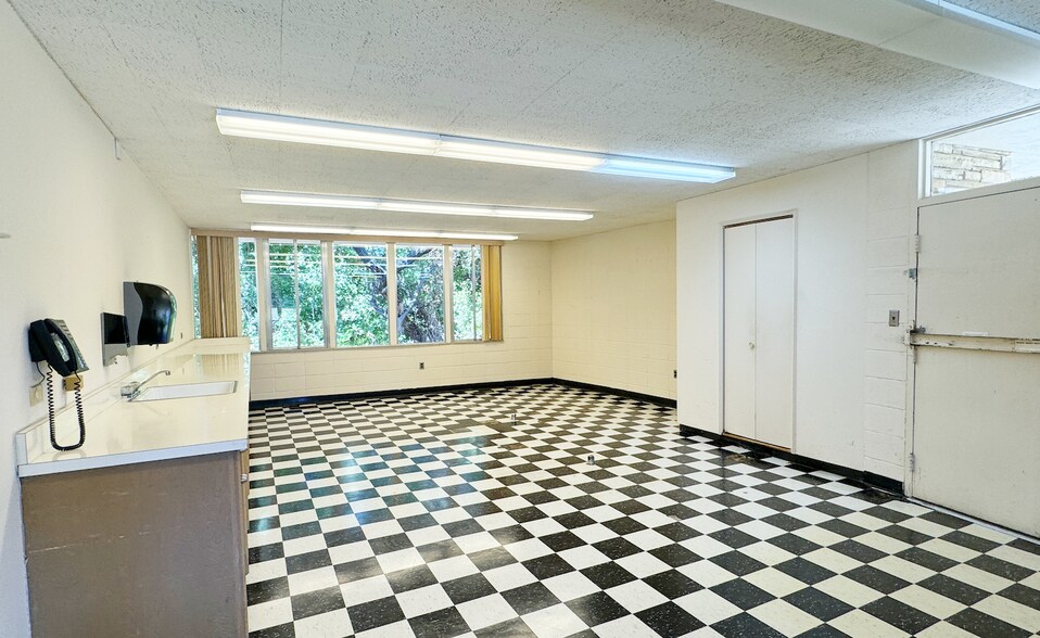 More Photos Of 301 NW 36th St, Oklahoma City Medical For Lease