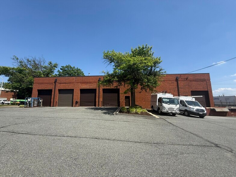 More Photos Of 7905 Airpark Rd, Gaithersburg Light Distribution For Lease