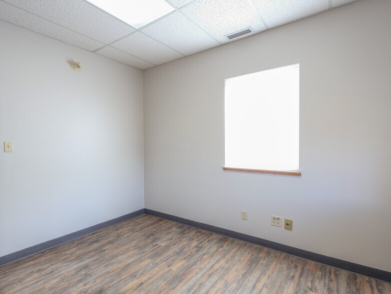 More Photos Of 5003 47 st, Stettler Office For Lease