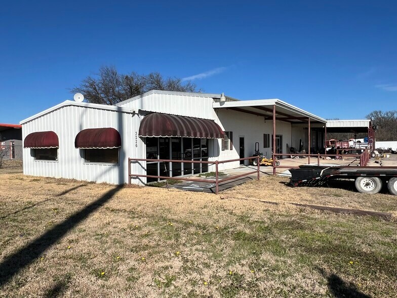 More Photos Of 3226 N Main St, Cleburne Warehouse For Lease
