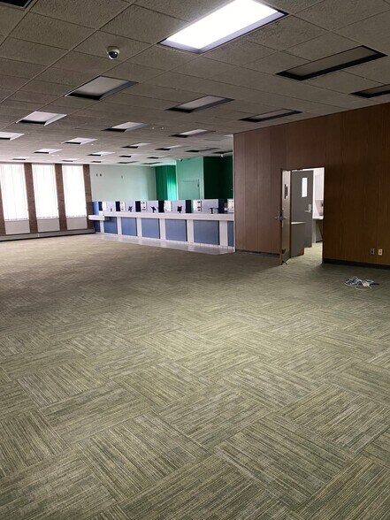 More Photos Of 11275 Allen Rd, Southgate Bank For Sale