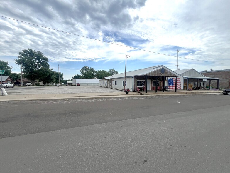 More Photos Of 219 Main St, Hale Flex For Sale