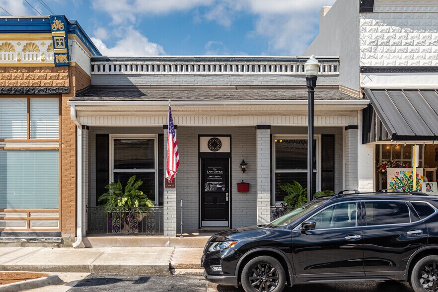 More Photos Of 122 S Main St, Bentonville Office Residential For Lease