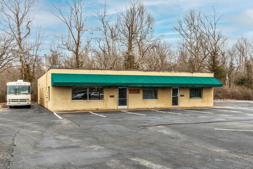 More Photos Of 828 E Main St, Carbondale General Retail For Sale