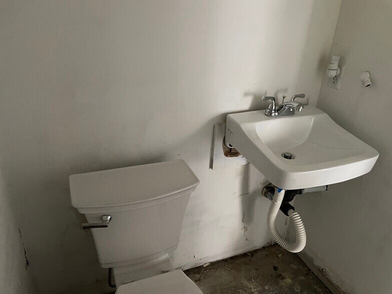 More Photos Of 3733-3737 Kenora Dr, Spring Valley Manufacturing For Lease