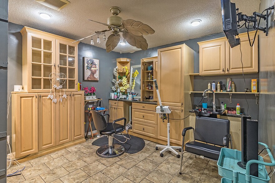 More Photos Of 4849 Mercer University Dr, Macon-Bibb Storefront For Sale