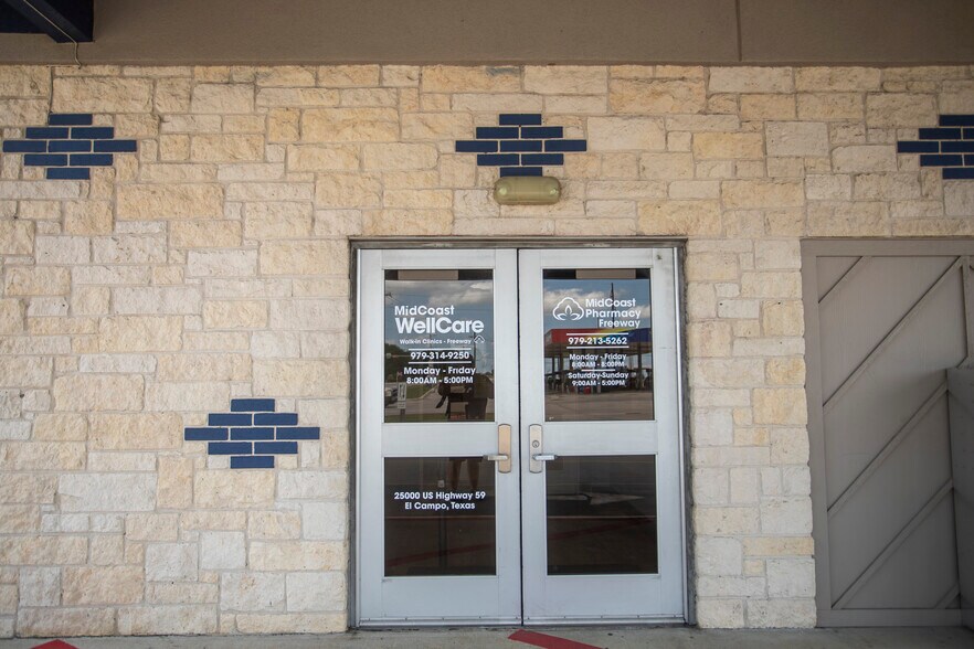 More Photos Of 25000 US 59 Rd, El Campo Flex For Sale