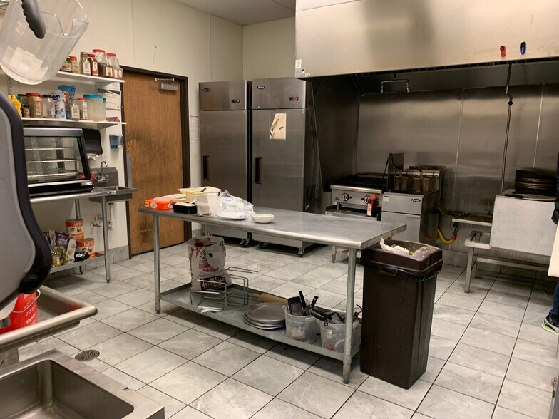 More Photos Of 90 W Maple Rd, Troy Restaurant For Lease