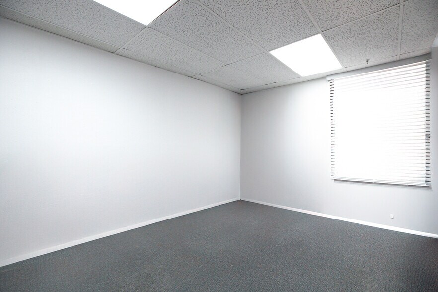 More Photos Of 2621-2651 W Woodland Dr, Anaheim Manufacturing For Sale