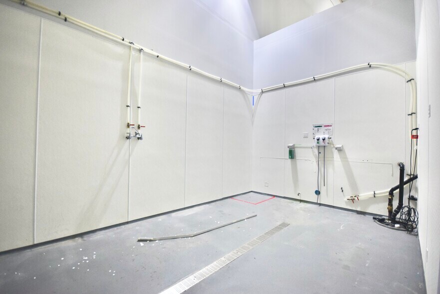 More Photos Of 2200 SE Mailwell Dr, Milwaukie Warehouse For Lease