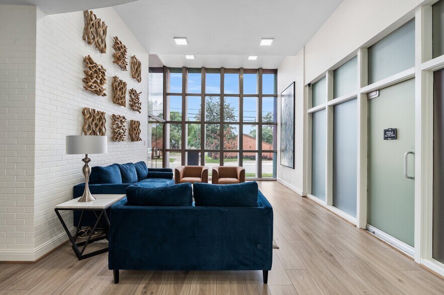 More Photos Of 702 N Thompson St, Conroe Office For Sale