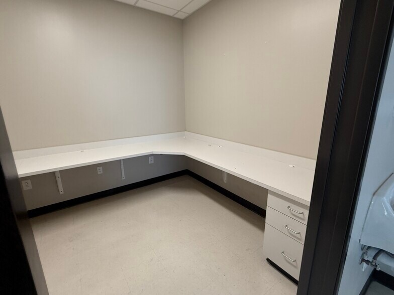 More Photos Of 1701 Veterans Dr, Florence Hospital For Lease