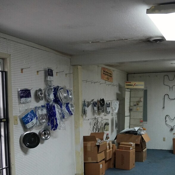 More Photos Of 1900 8th Ave, Parkersburg Garden Center For Sale