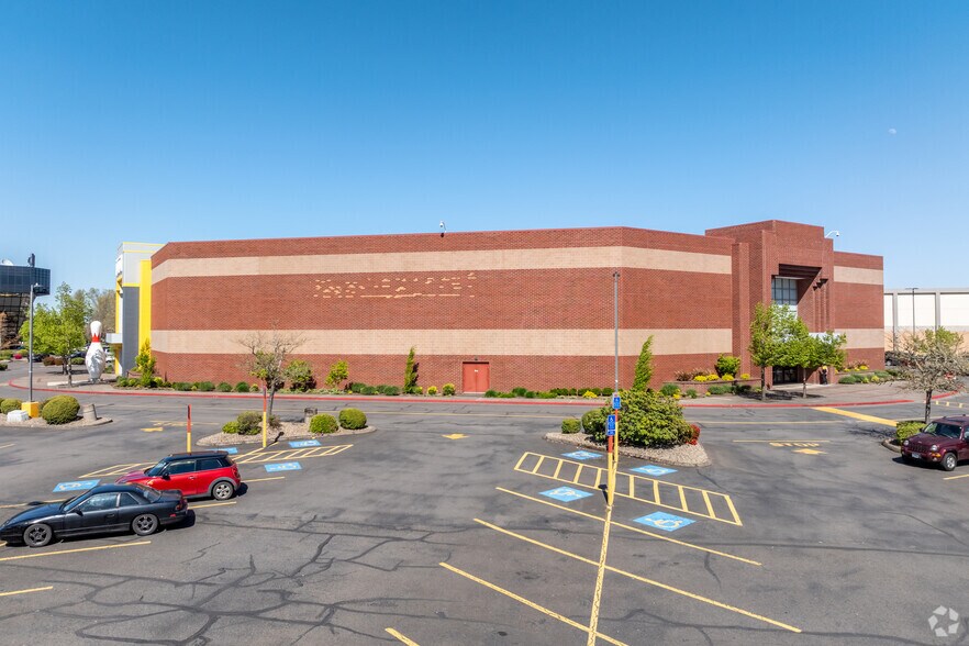 More Photos Of 600 Valley River Ctr, Eugene General Retail For Lease