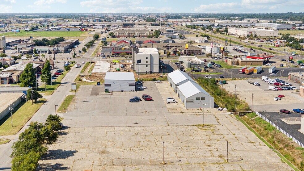 More Photos Of 4403-4411 SW 3rd St, Oklahoma City Showroom For Lease